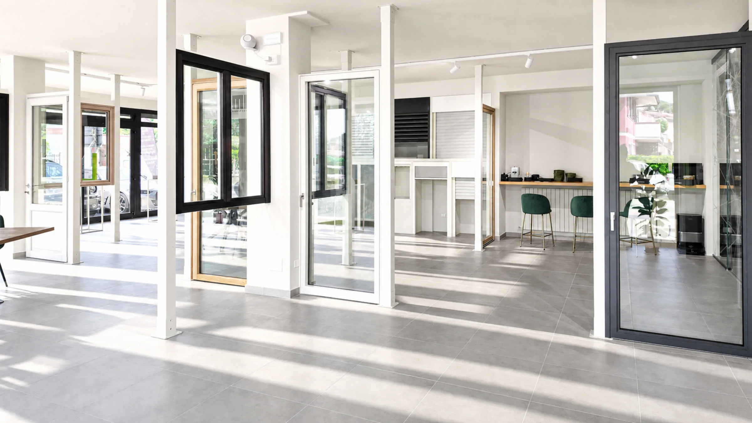 Interno dello showroom MESA a Margine Coperta, con campionari di finestre e porte